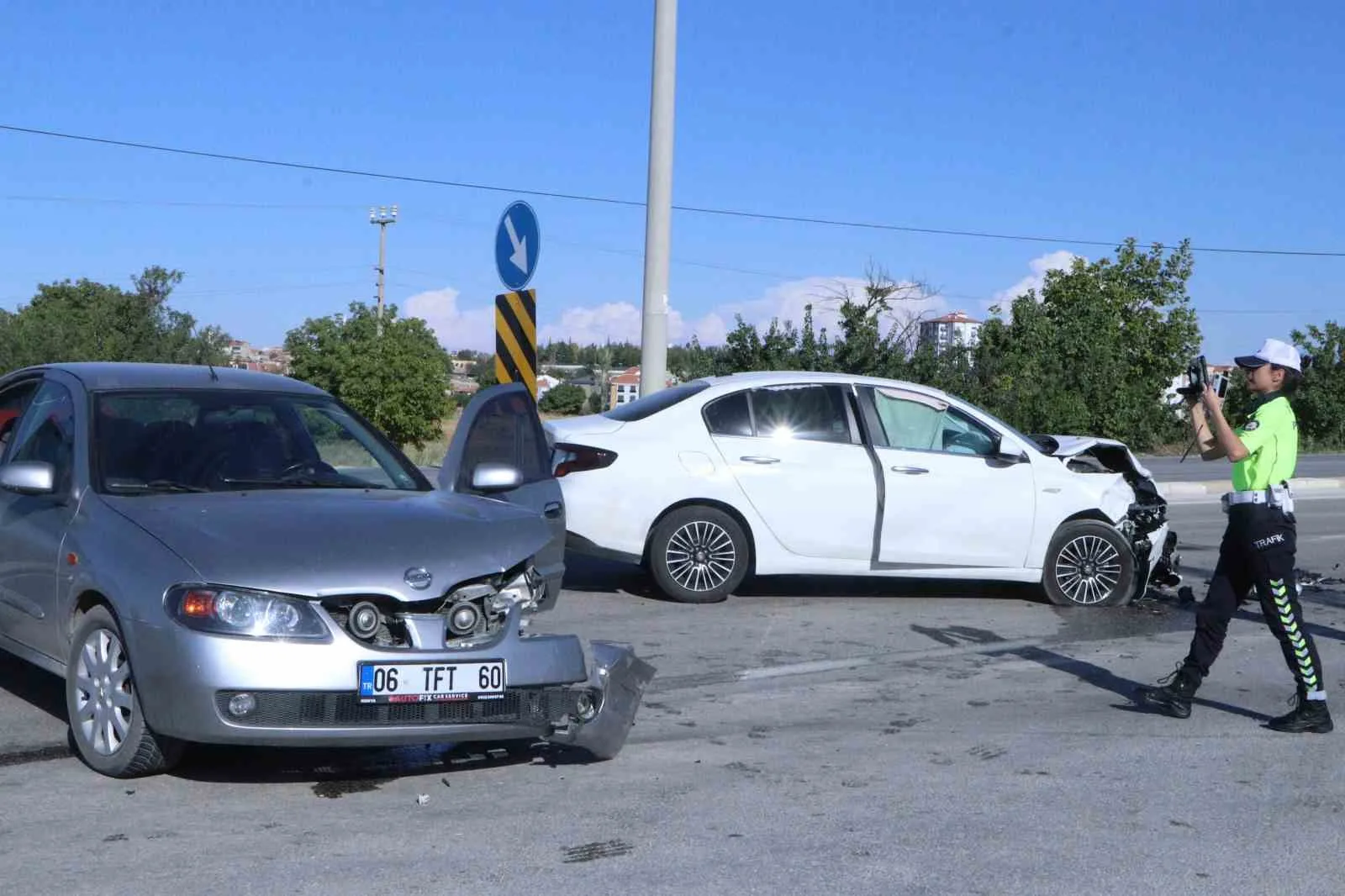 KARAMAN’DA İKİ OTOMOBİLİN ÇARPIŞMASI SONUCU MEYDANA GELEN TRAFİK KAZASINDA ARALARINDA ÇOCUKLARIN VE 4 AYLIK BİR BEBEĞİN DE BULUNDUĞU 6 KİŞİ YARALANDI.