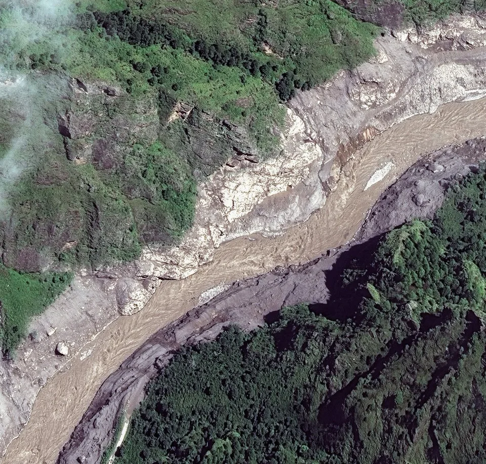 NEPAL'İN ÇİN SINIRINDA MEYDANA GELEN TAŞKININ YOL AÇTIĞI SEL FELAKETİNDE HAYATINI KAYBEDENLERİN SAYISI 489'A YÜKSELDİ. (FOTO: UYDU GÖRÜNTÜSÜ-SELİN ÖNCESİ/SONRASI)