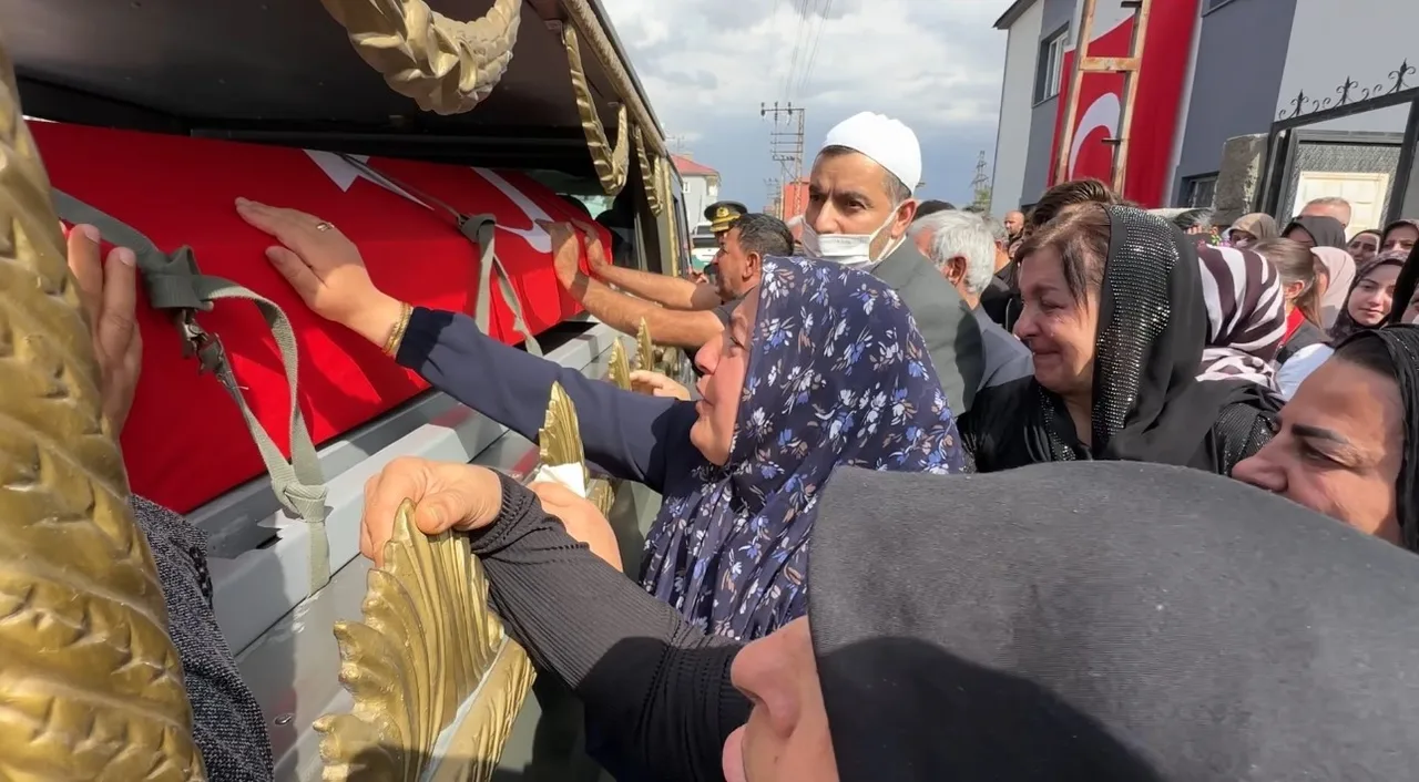 IĞDIR’IN ARALIK İLÇESİNDE DEVRİYE GÖREVİ YÜRÜTÜRKEN ASKERİ ARACIN DEVRİLMESİ SONUCU ŞEHİT DÜŞEN SÖZLEŞMELİ ER ZİYA KOPARAN, MEMLEKETİ HAKKARİ’NİN YÜKSEKOVA İLÇESİNDE GÖZYAŞLARI VE DUALARLA SON YOLCULUĞUNA UĞURLANDI.