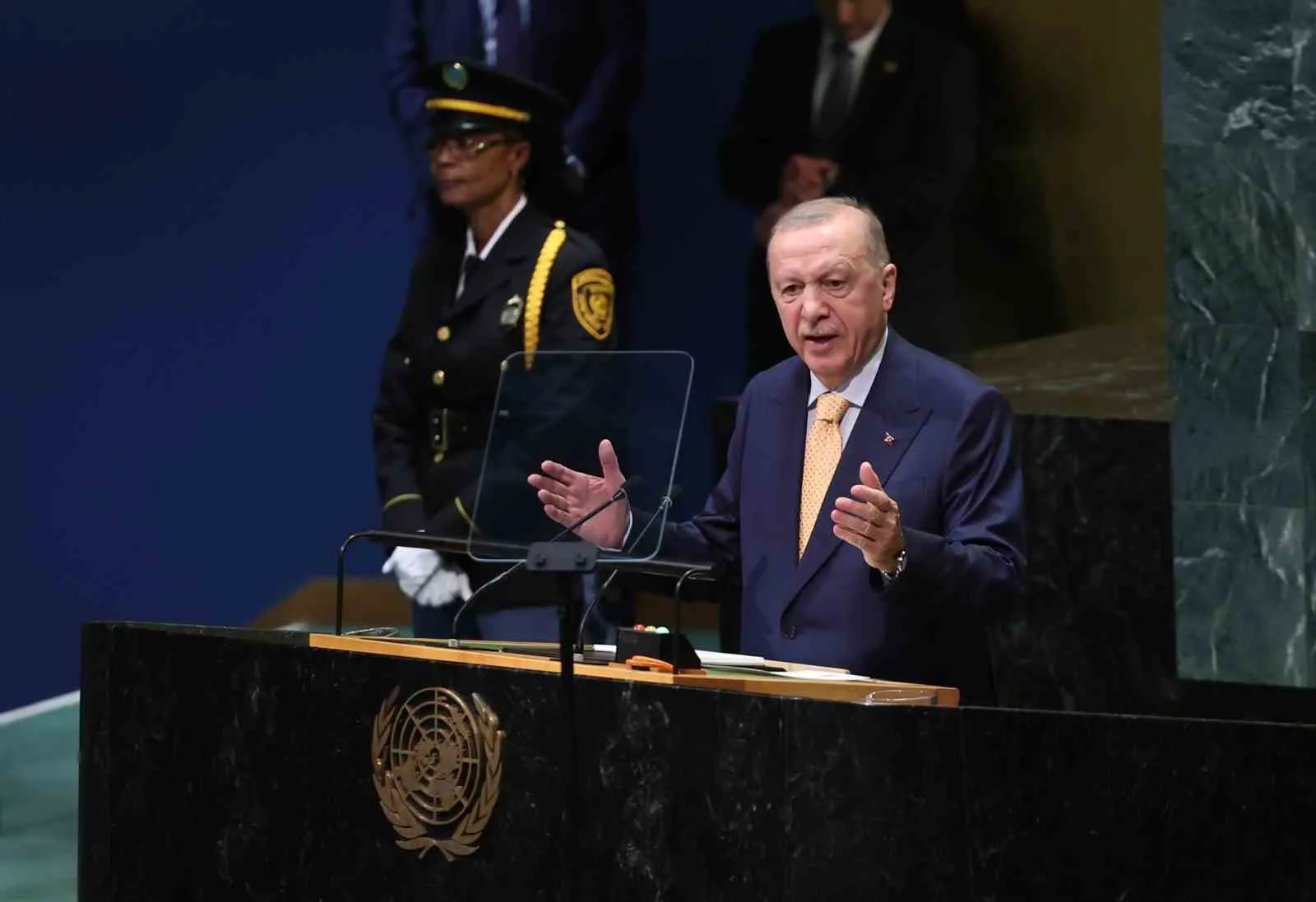CUMHURBAŞKANI ERDOĞAN, "BATI’DA BİR VEBA GİBİ YAYILAN İSLAMOFOBİ, BU SORUNLARIN BAŞINDA GELİYOR. ÖZELLİKLE MÜSLÜMAN KADINLAR VE KIZ ÇOCUKLARI, SON YILLARDA DAHA FAZLA AYRIMCILIĞA MARUZ KALMAKTADIR. BAZI ÜLKELERİN OKULLARDA UYGULADIĞI BAŞÖRTÜSÜ YASAKLARINI, KADINLARIN EN TEMEL HAKLARINA YÖNELİK BİR SALDIRI OLARAK GÖRÜYORUZ" DEDİ.