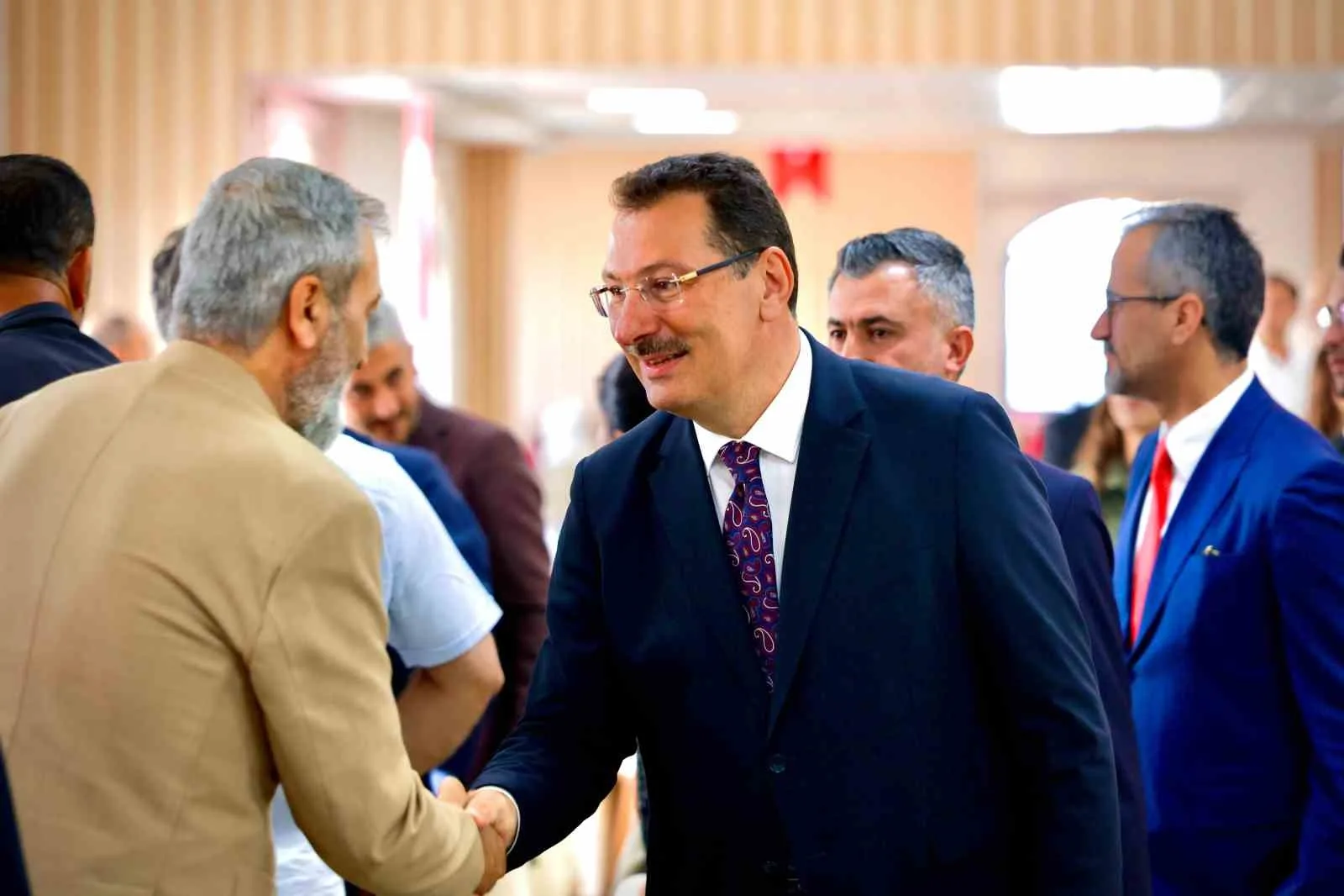 AĞRI'DA BASIN MENSUPLARI VE SİVİL TOPLUM KURULUŞLARI TEMSİLCİLERİYLE BİR ARAYA GELEN AK PARTİ GENEL BAŞKAN YARDIMCISI VE SEÇİM İŞLERİ BAŞKANI ALİ İHSAN YAVUZ, YENİ ANAYASA ÇALIŞMALARINDAN SEÇİM TAKVİMİNE, "TERÖRSÜZ TÜRKİYE" SÜRECİNDEN GÜNDEMDEKİ DİĞER GELİŞMELERE KADAR BİRÇOK BAŞLIKTA MESAJ VERDİ.
