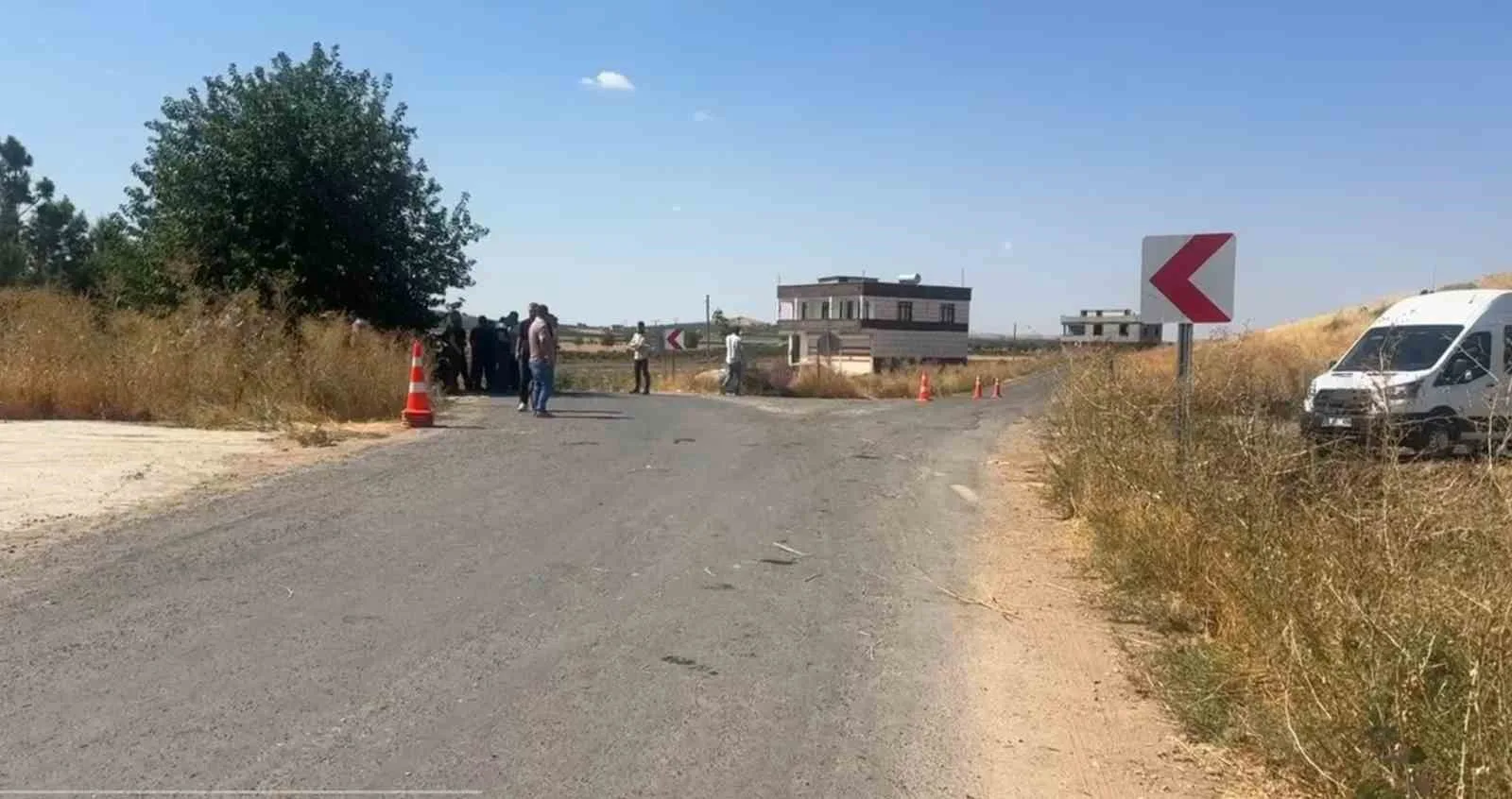 ŞANLIURFA'NIN SURUÇ İLÇESİNDE İKİ AİLE ARASINDA ARAZİ ANLAŞMAZLIĞI NEDENİYLE ÇIKAN SİLAHLI KAVGADA 1 KİŞİ HAYATINI KAYBETTİ, 1 KİŞİ YARALANDI.