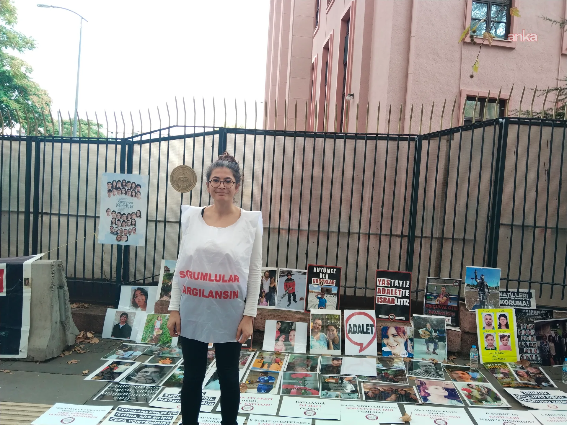 Depremzedelerin Adalet Bakanlığı önündeki nöbeti 9. gününde... Evladını kaybeden anne: "Öpmeye doyamadığım evladımı toprağa verdim, lütfen bizim sesim — fotoğraf 3