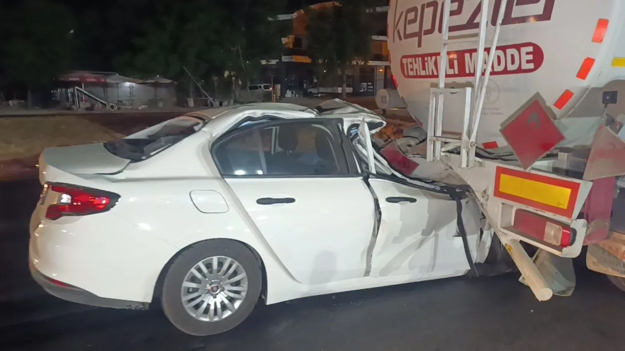 ANTALYA'NIN MANAVGAT İLÇESİNDE OTOMOBİLİN AKARYAKIT TANKERİNE ARKADAN ÇARPMASI SONUCU SÜRÜCÜ HAYATINI KAYBETTİ. SÜRÜCÜNÜN MANAVGAT ILICA CEZA İNFAZ KURUMU'NDA İNFAZ VE KORUMA MEMURU OLARAK GÖREV YAPTIĞI BİLDİRİLDİ.