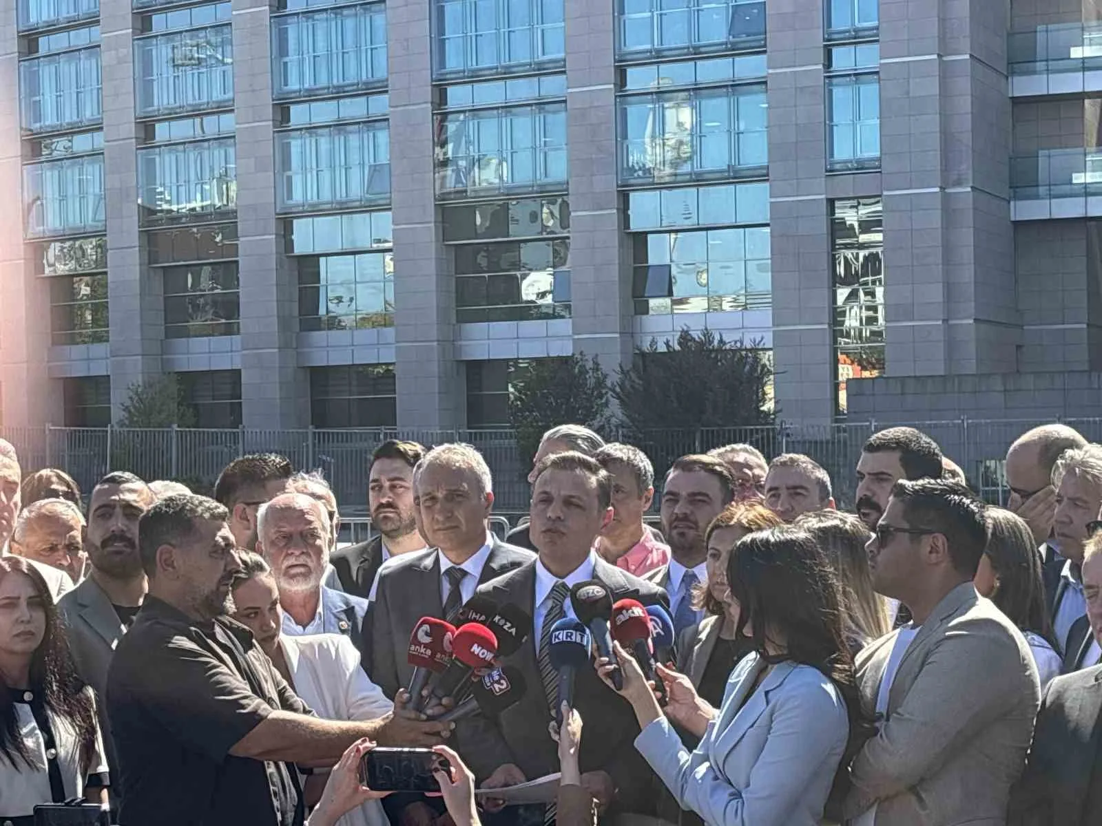 YENİ PARTİ İSTANBUL İL BAŞKANI ÖZGÜR ÇELİK, ÜSKÜDAR BELEDİYE BAŞKAN VEKİLLİĞİ SEÇİMLERİNİN ARDINDAN MECLİS ÜYESİ AYHAN AYDIN HAKKINDA YAPTIĞI AÇIKLAMALARI NEDENİYLE BAŞLATILAN SORUŞTURMA KAPSAMINDA "ŞÜPHELİ" SIFATIYLA İFADE VERDİ.