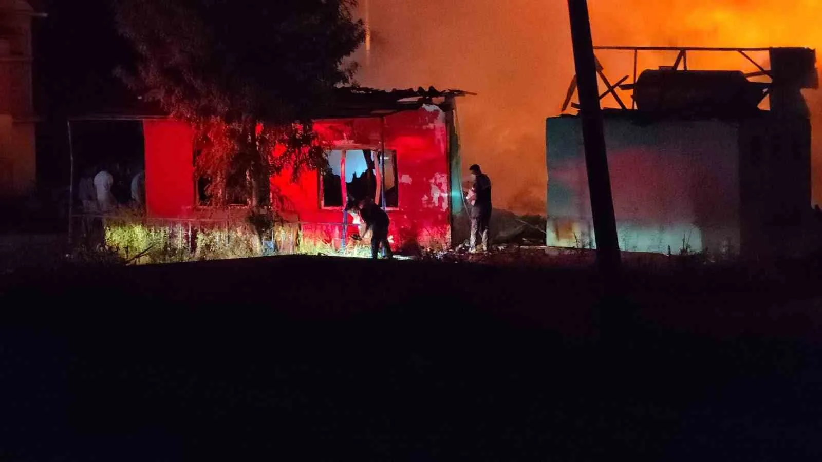 DÜZCE’DE AKŞAM SAATLERİNDE MEYDANA GELEN KAPI FABRİKASINDA Kİ YANGIN DEVAM EDERKEN İTFAİYE EKİPLERİ YANGININ ÇEVREDE BULUNAN EVLERE SIÇRAMAMASI İÇİN MÜCADELE VERİYOR. YANGININ SON DURUMU DRON İLE GÖRÜNTÜLENDİ.