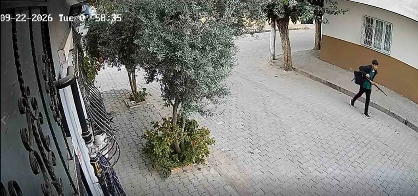 MANİSA’NIN TURGUTLU İLÇESİNDE 11 ÖĞRENCİNİN YARALANDIĞI SİLAHLI SALDIRIYI GERÇEKLEŞTİREN ŞÜPHELİNİN YENİ GÜVENLİK KAMERASI GÖRÜNTÜLERİ ORTAYA ÇIKTI. GÖRÜNTÜLERDE SALDIRGANIN ELİNDEKİ POMPALI TÜFEĞİ KONTROL EDEREK OLDUKÇA RAHAT TAVIRLARLA İLERLEDİĞİ GÖRÜLDÜ.