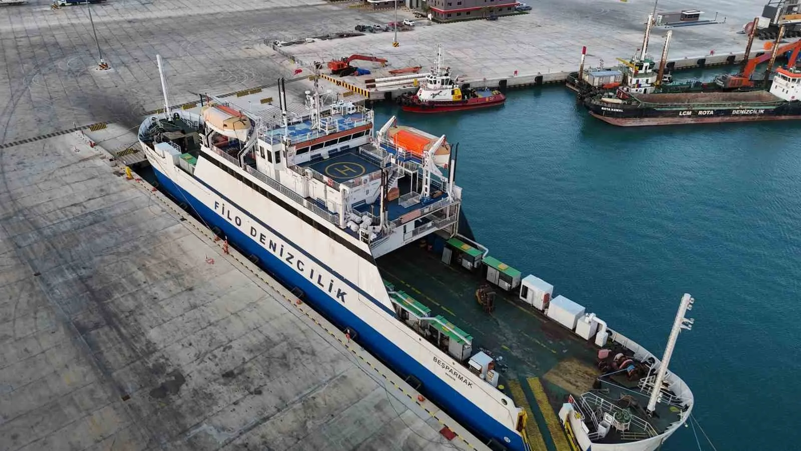 KUZEY KIBRIS TÜRK CUMHURİYETİ'NİN (KKTC) GİRNE KENTİNDE BUGÜN BATAN, FİLO DENİZCİLİK'E AİT FİLO JET İSİMLİ YOLCU FERİBOTUNUN ARDINDAN GÖZLERİN ÇEVRİLDİĞİ ŞİRKETİN DİĞER GEMİLERİNDEN ‘BEŞPARMAK’, MERSİN'İN SİLİFKE İLÇESİNDEKİ TAŞUCU LİMANI'NDA DEMİRLİ VAZİYETTE BEKLİYOR.