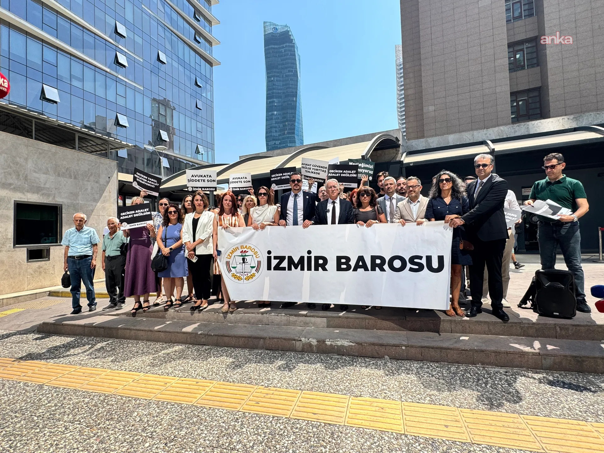 İzmir Barosu Başkanı Yılmaz: "Avukatların sözünü keserek yargının bağımsızlığından söz edilemez" — fotoğraf 4