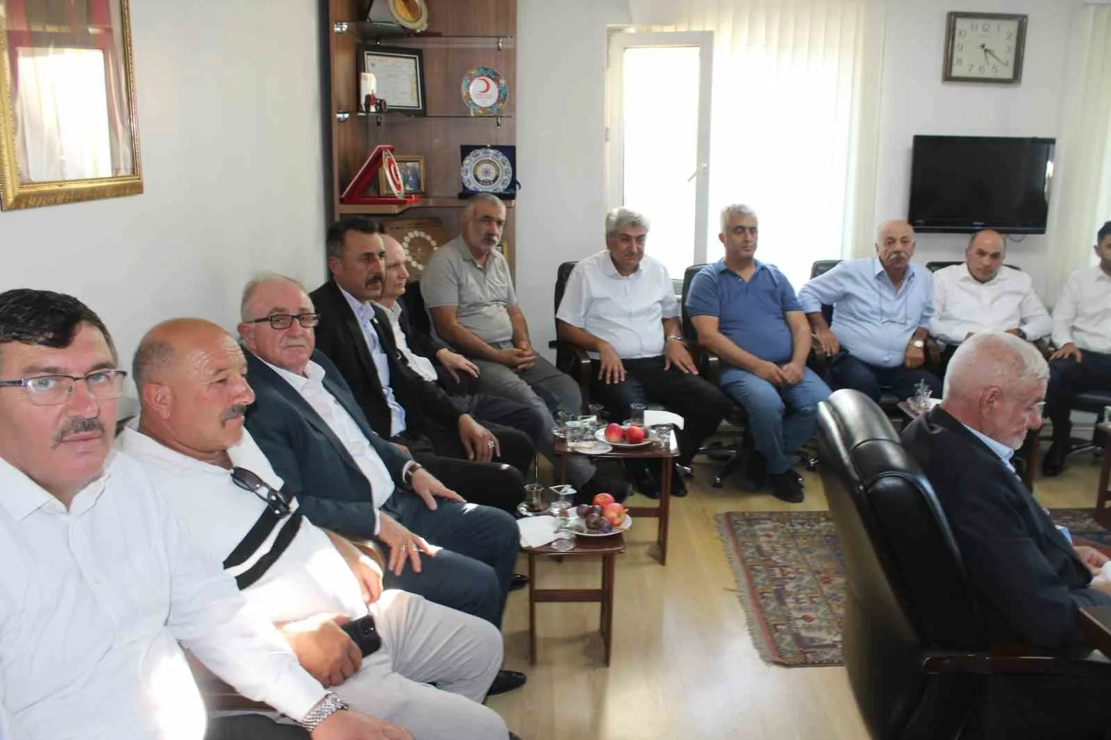 TÜRKİYE ZİRAAT ODALARI BİRLİĞİ GENEL BAŞKANI ŞEMSİ BAYRAKTAR, TEMASLARDA BULUNMAK İÇİN KAYSERİ'YE GELDİ. BAŞNAK BAYRAKTAR; KOCASİNAN ZİRAAT ODASI BAŞKANI ABDULKADİR GÜNEŞ EV SAHİPLİĞİNDE KAYSERİ ZİRAAT ODASI'NDA İLÇE ODA BAŞKANLARI, MUHTARLAR VE ÇİFTÇİLERLE GÖRÜŞTÜ.