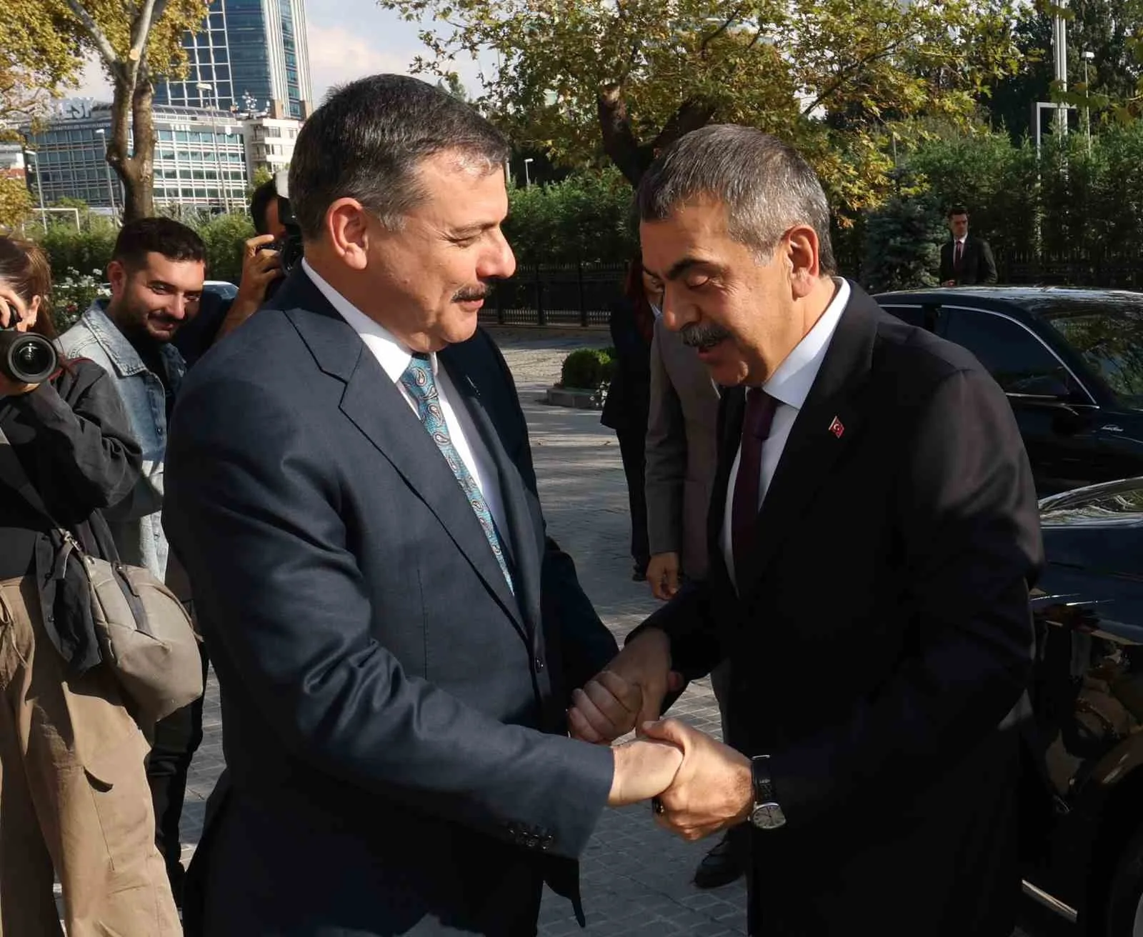İÇİŞLERİ BAKANI MUSTAFA ÇİFTÇİ, "İLK DEFA BU SENE OKULLARIMIZDA 31 BİN TANE BAHÇE GÖREVLİSİ İSTİHDAM ETMİŞ OLDUK" DEDİ.