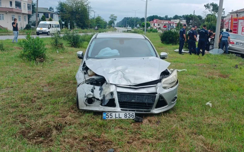 SAMSUN’UN TERME İLÇESİNDE İKİ OTOMOBİLİN ÇARPIŞMASI SONUCU MEYDANA GELEN TRAFİK KAZASINDA 5 KİŞİ YARALANDI.