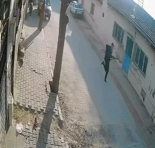 ÇEVREDEKİ İŞ YERLERİNİN GÜVENLİK KAMERALARINA YANSIYAN GÖRÜNTÜLERDE, ŞÜPHELİNİN OLAY ÖNCESİNDE YOLDA OLDUKÇA SOĞUKKANLI TAVIRLARLA YÜRÜDÜĞÜ VE ELİNDEKİ POMPALI TÜFEĞİ KONTROL EDEREK İLERLEDİĞİ GÖRÜLDÜ.