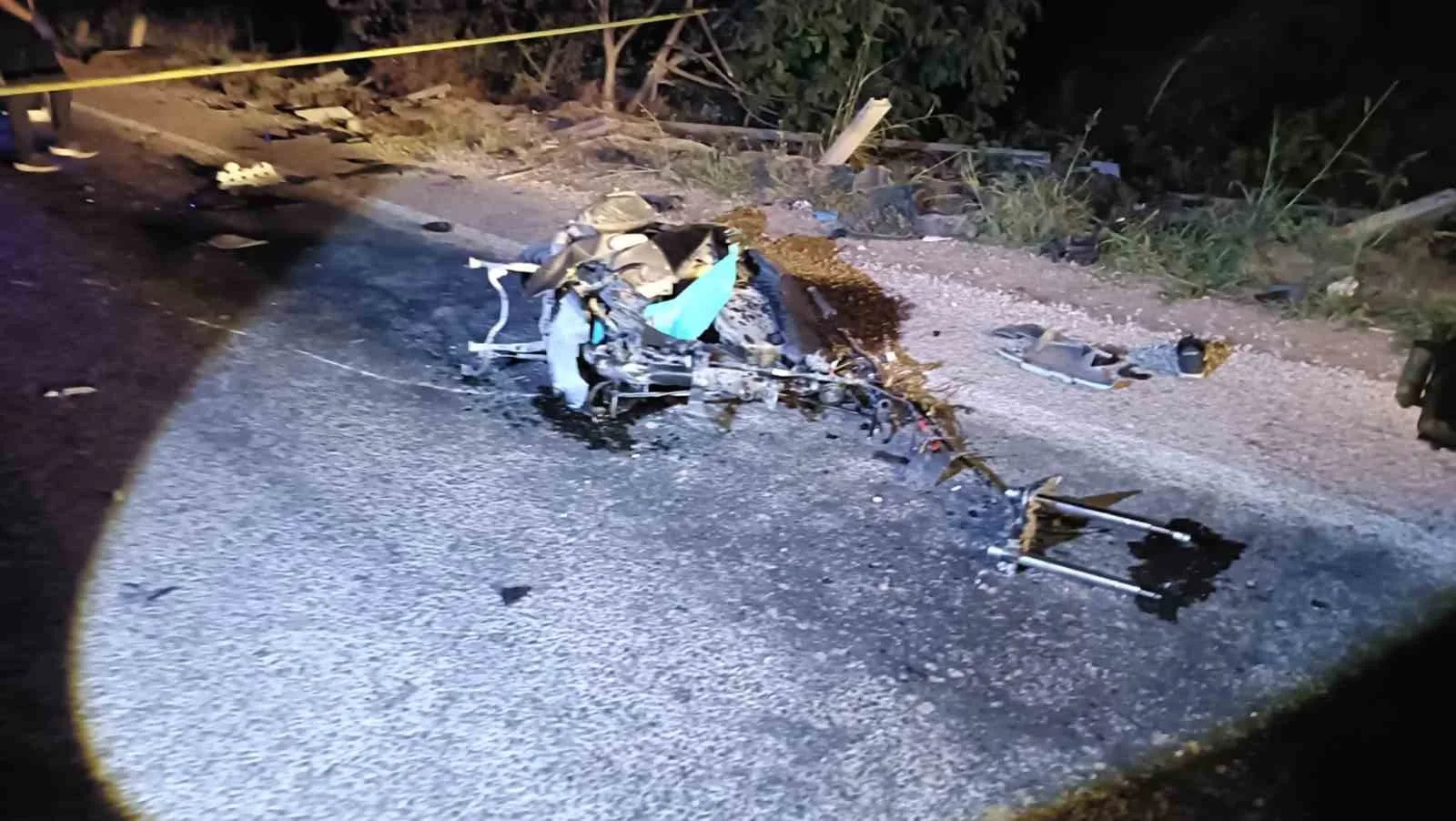 BURSA'NIN YENİŞEHİR İLÇESİNDE ALKOLLÜ TIR SÜRÜCÜSÜNÜN TERS ŞERİDE GİREREK MOTOSİKLETE ÇARPMASI SONUCU MEYDANA GELEN KAZADA 2 GENÇ HAYATINI KAYBETTİ. KAZADAN ÖNCE ALKOLLÜ TIR SÜRÜCÜSÜNÜN ZİKZAK ÇİZEREK İLERLEDİĞİ ANLARA AİT GÖRÜNTÜLER ORTAYA ÇIKTI.