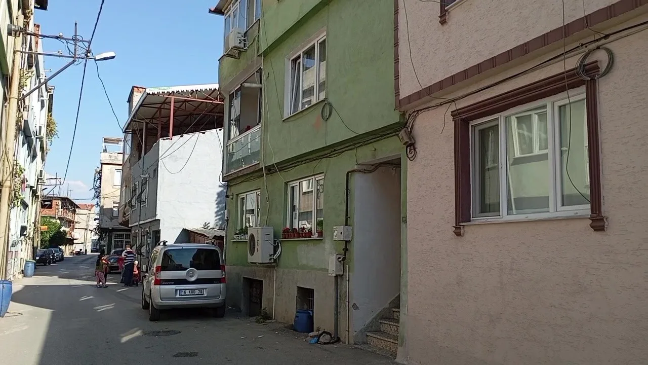 BURSA’NIN OSMANGAZİ İLÇESİNDE YAKINLARININ KENDİLERİNDEN HABER ALAMADIĞI YAŞLI ÇİFT, İTFAİYE EKİPLERİNİN YARDIMIYLA GİRİLEN EVLERİNDE ÖLÜ BULUNDU.