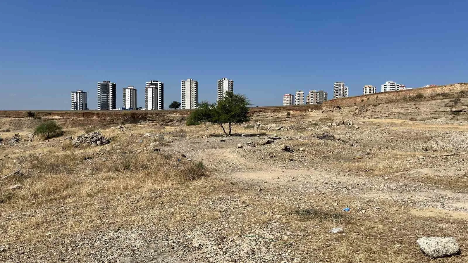 ADANA’DA 35 YAŞINDAKİ EROL COŞKUN BOŞ ARAZİDE ÖLÜ HALDE BULUNDU.