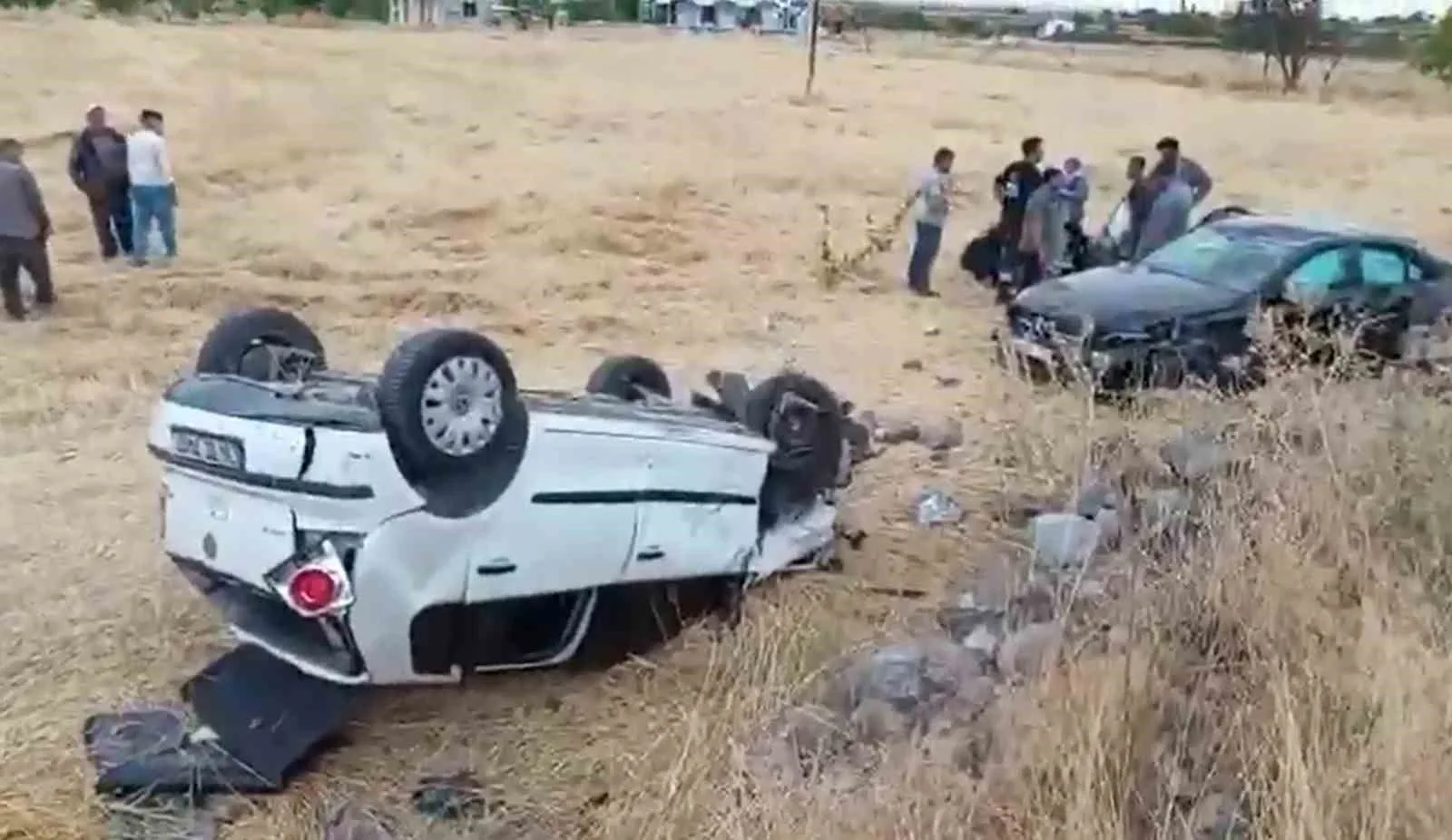 AKSARAY’DA YOL KENARINDA PARK HALİNDEKİ OTOMOBİLE SEYREDEN OTOMOBİLİN ÇARPMASI SONUCU MEYDANA GELEN TRAFİK KAZASINDA 5 KİŞİ YARALANDI.