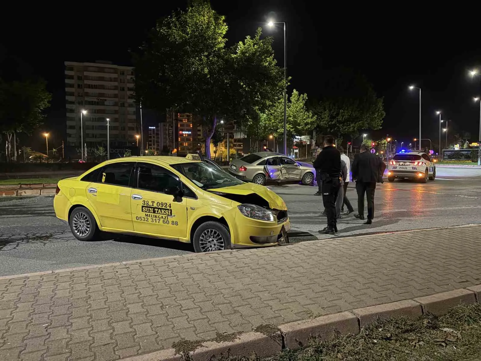 KAYSERİ’NİN MELİKGAZİ İLÇESİNDE TİCARİ TAKSİYLE OTOMOBİLİN ÇARPIŞTIĞI TRAFİK KAZASINDA 1 KİŞİ YARALANDI.