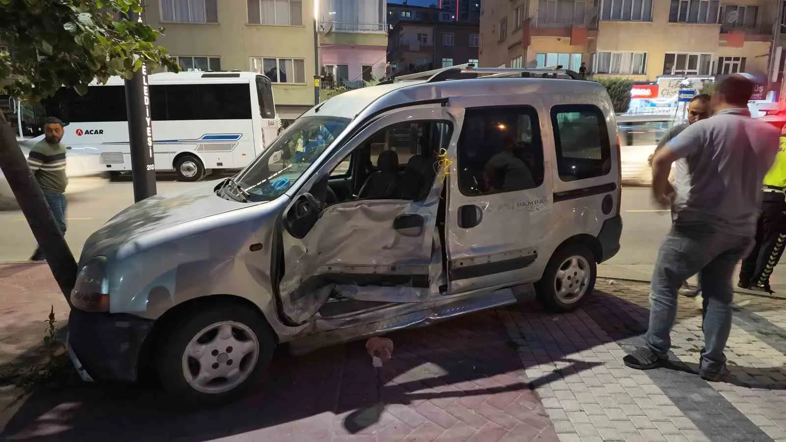 NİĞDE’DE PANELVAN ARAÇ VE MOTOSİKLETE ÇARPAN HAFİF TİCARİ ARAÇ, AĞACA ÇARPARAK DURABİLDİ. KAZADA 3 ARACIN SÜRÜCÜSÜ DE YARALANDI.