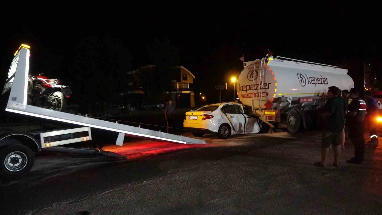 KAZANIN ARDINDAN TANKERİN ALTINA GİREN OTOMOBİL ÇEKİCİ İLE ÇIKARTILAMAZKEN, TANKERDEKİ YAKITIN BAŞKA TANKERE BOŞALTILMASI VE ARDINDAN VİNÇ YARDIMIYLA KALDIRILMASIYLA OTOMOBİL SIKIŞTIĞI YERDEN ÇIKARTILABİLDİ.