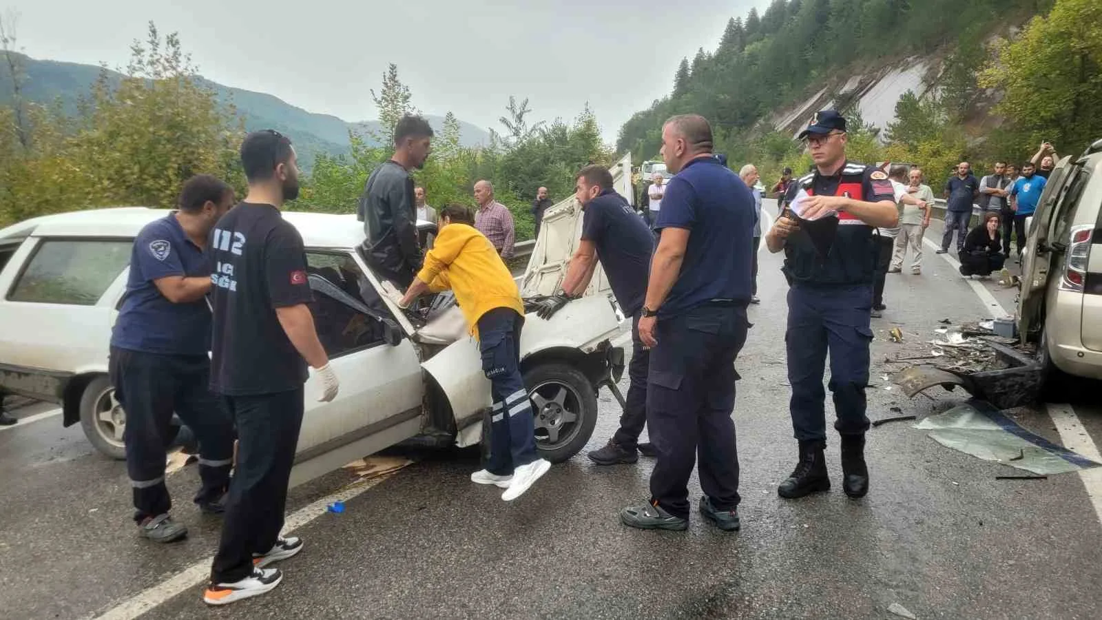 KASTAMONU’NUN İNEBOLU İLÇESİNDE HAFİF TİCARİ ARAÇ İLE OTOMOBİLİN ÇARPIŞMASI SONRASI CAMA SIKIŞAN YARALI, İTFAİYE EKİPLERİNCE KURTARILDI. KAZADA 1’İ BEBEK 7 KİŞİ YARALANDI.