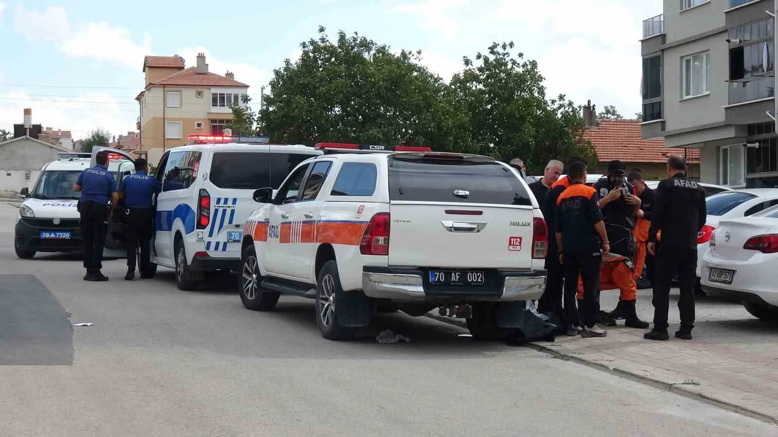 KARAMAN'DA HABER ALINAMAYAN KARI KOCA, EVLERİNDE ÖLÜ BULUNDU. ÇİFTİN KİMYASAL MADDE NEDENİYLE HAYATINI KAYBETMİŞ OLABİLECEĞİ DEĞERLENDİRİLİRKEN, OLAYLA İLGİLİ İNCELEME BAŞLATILDI.