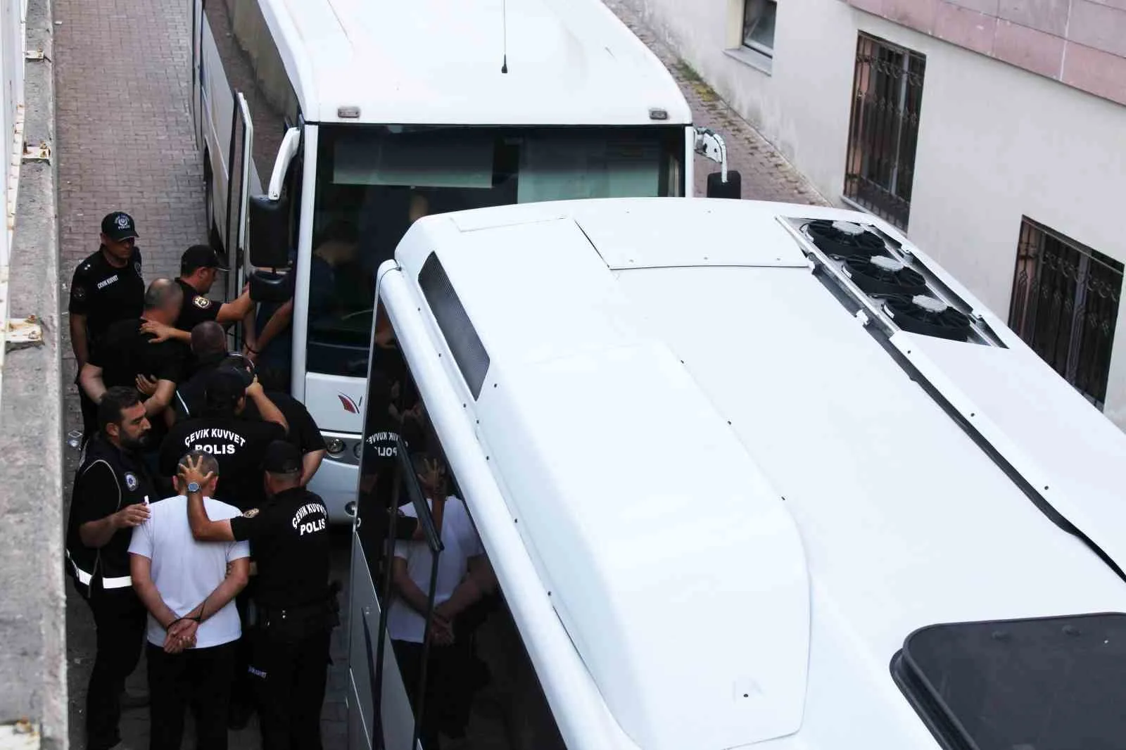 KAYSERİ'DE, 'ŞİRİNLER' OLARAK BİLİNEN YENİ NESİL SUÇ ÖRGÜTÜNE YÖNELİK DÜZENLENEN OPERASYONDA GÖZALTINA ALINAN 32 ŞÜPHELİ ADLİYEYE SEVK EDİLDİ.