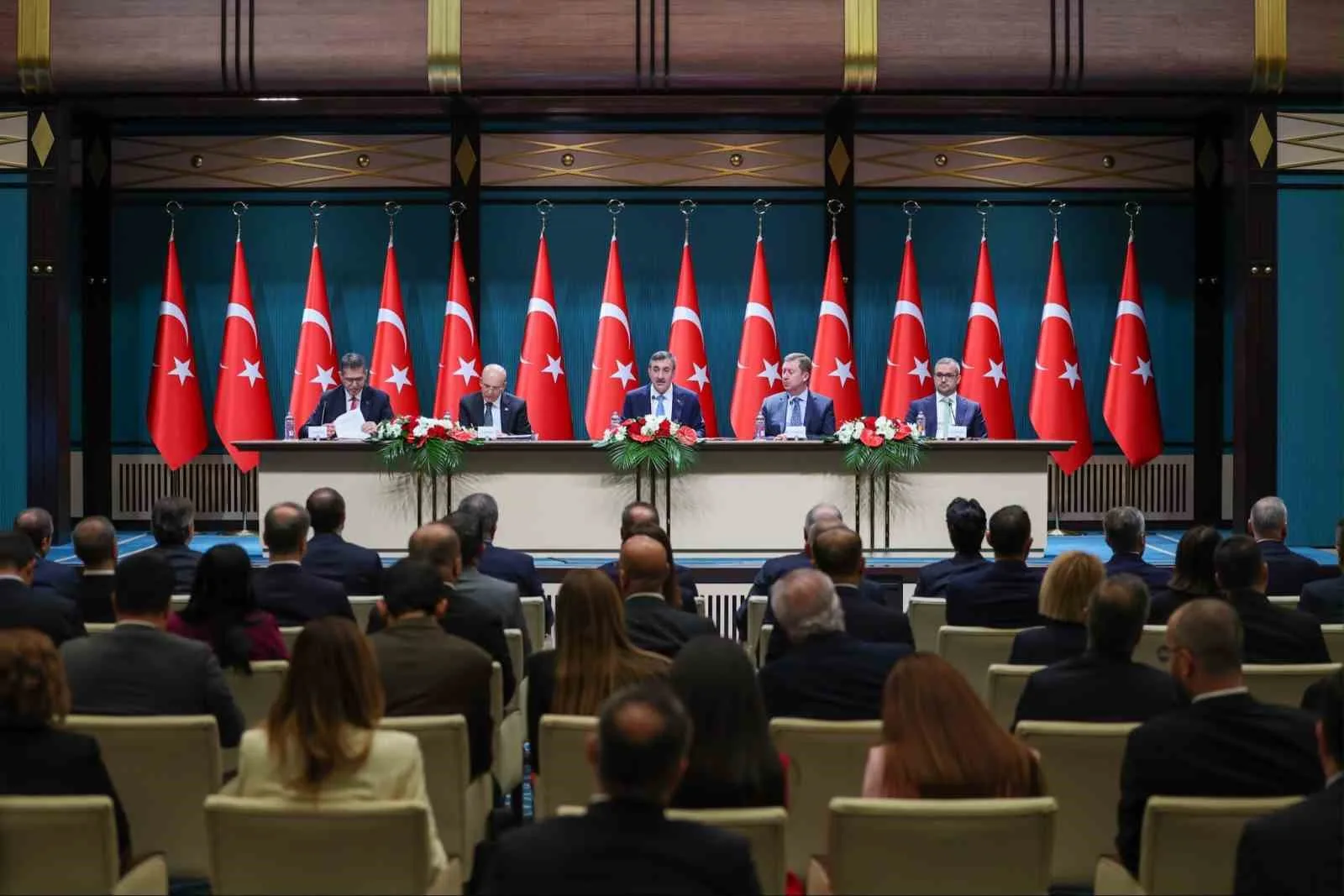 CUMHURBAŞKANI YARDIMCISI CEVDET YILMAZ, "SAVAŞIN ETKİSİ OLMASA BUGÜN YÜZDE 31,5'LERDE DEĞİL DE YÜZDE 25 ENFLASYONLARDAN BAHSEDİYOR OLACAKTIK, BU DA ÇOK FARKLI BİR FİNANSAL ATMOSFER GETİRECEKTİ" DEDİ.