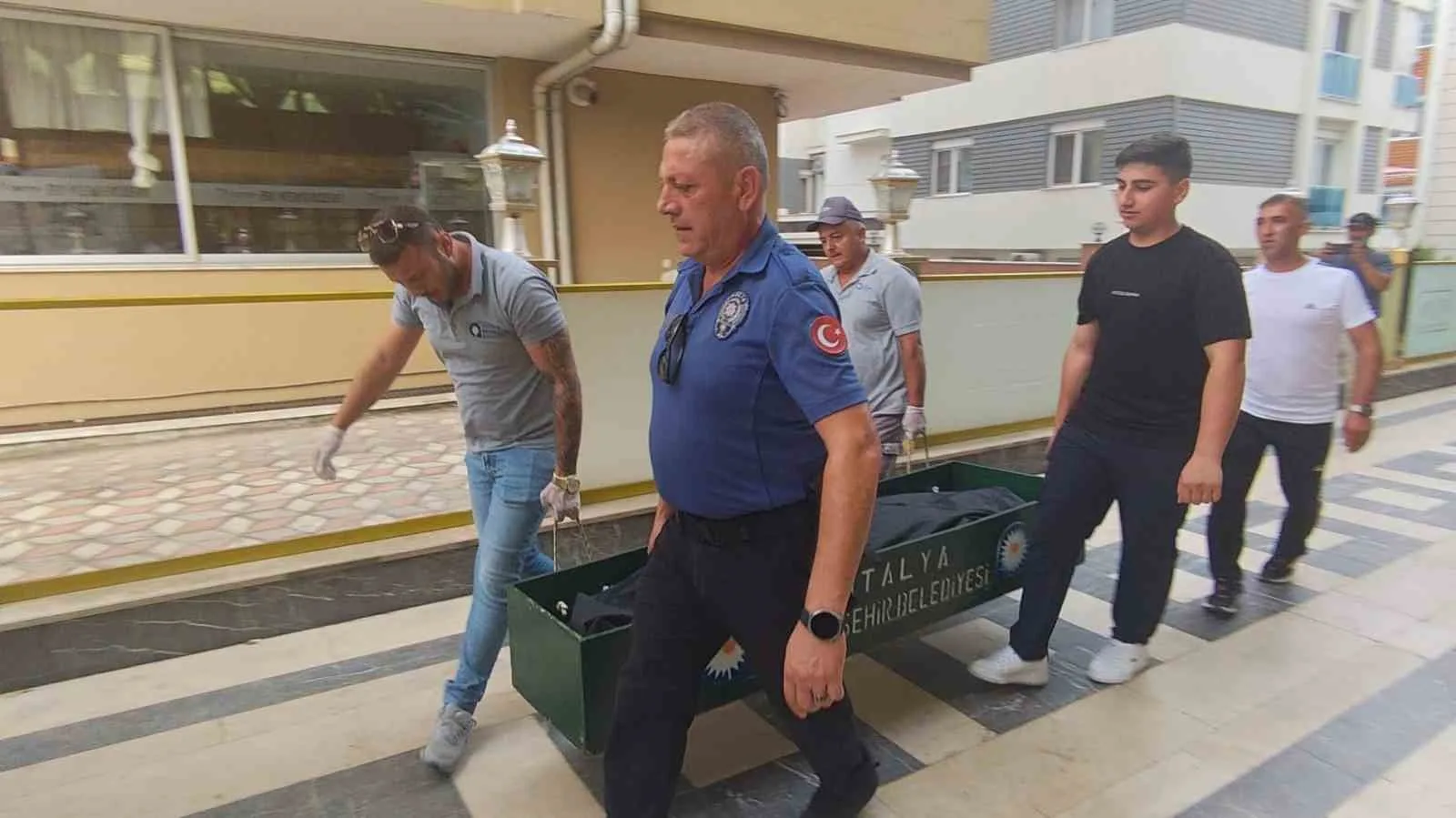 ANTALYA’DA RUS UYRUKLU TURİST YAKLAŞIK 10 GÜNDÜR KONAKLADIĞI OTELİN KORİDORUNDA ÖLÜ BULUNDU.
