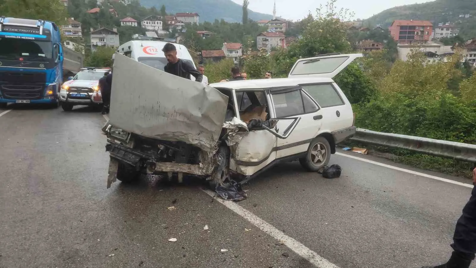 KASTAMONU’NUN İNEBOLU İLÇESİNDE HAFİF TİCARİ ARAÇ İLE OTOMOBİLİN ÇARPIŞMASI SONRASI CAMA SIKIŞAN YARALI, İTFAİYE EKİPLERİNCE KURTARILDI. KAZADA 1’İ BEBEK 7 KİŞİ YARALANDI.