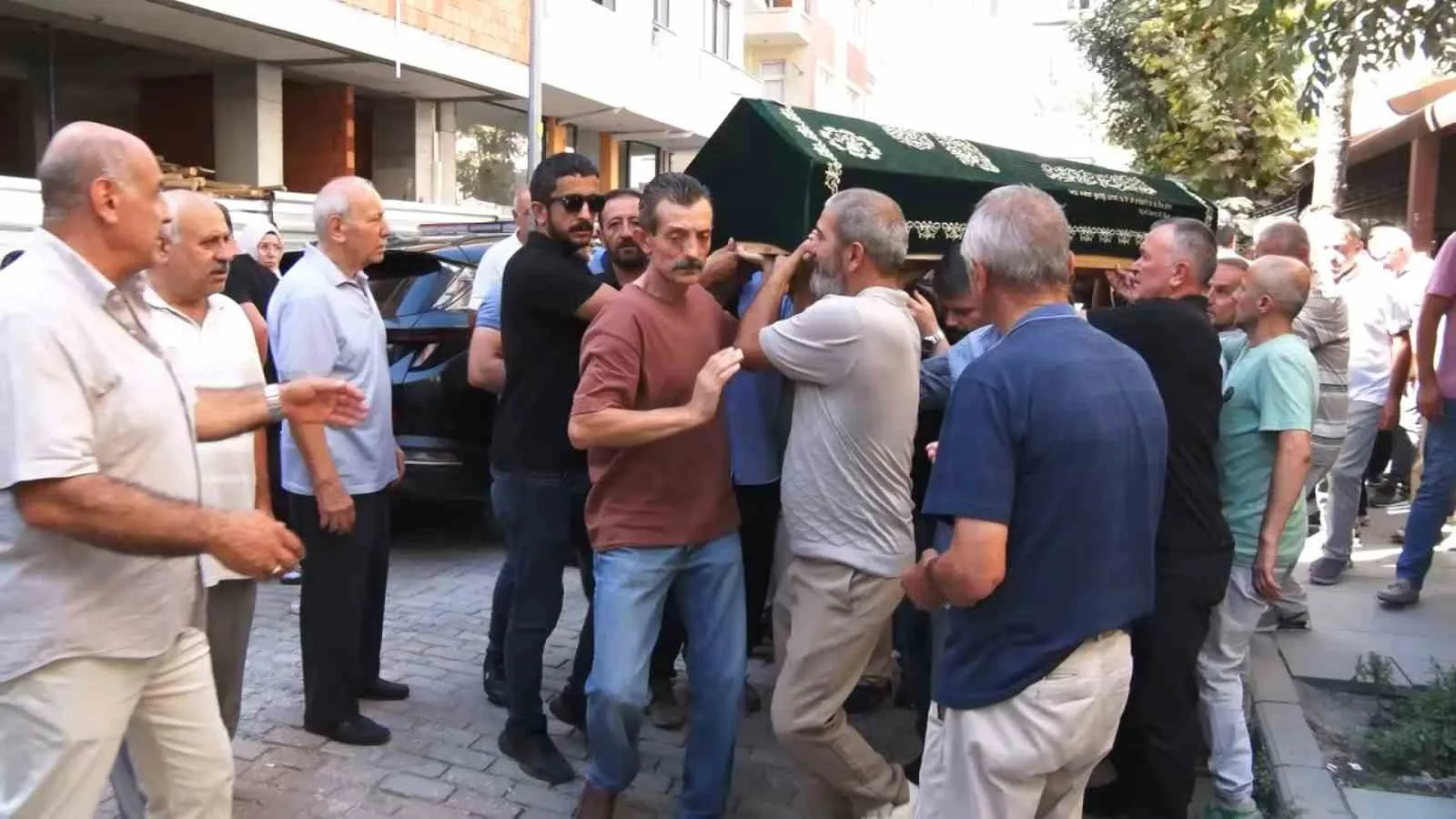 İSTANBUL MALTEPE’DE ÇIKAN KAVGADA KİRACI MEHMET T. TARAFINDAN TABANCAYLA VURULARAK ÖLDÜRÜLEN OSMAN AKYOL VE EŞİ NURSEN AKYOL ÇİFTİ SON YOLCUKLARINA UĞURLANDI.