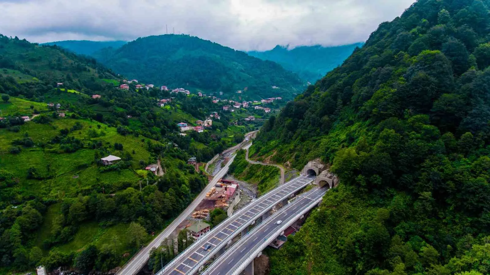 ULAŞTIRMA VE ALTYAPI BAKANI ABDULKADİR URALOĞLU, TÜRKİYE'NİN EN UZUN KARAYOLU TÜNELLERİNİN 2026 YILI ARAÇ GEÇİŞ VERİLERİNİ DEĞERLENDİRDİ.