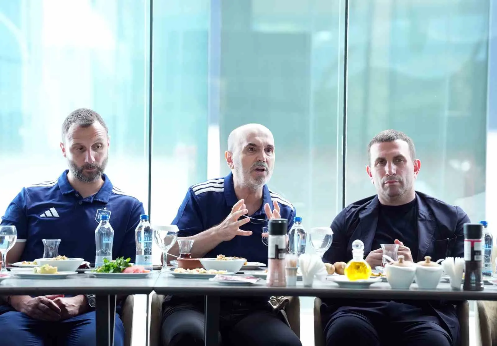 İSPANYA KRALİYET FUTBOL FEDERASYONU (RFEF) ULUSLARARASI İLİŞKİLER VE PROJELER DİREKTÖRÜ EDUARD DERVİSHAJ VE RFEF GENEL DİREKTÖRÜ MANUEL LALİNDE'NİN YANI SIRA HER İKİ FEDERASYONUN YÖNETİCİLERİ YER ALDI.