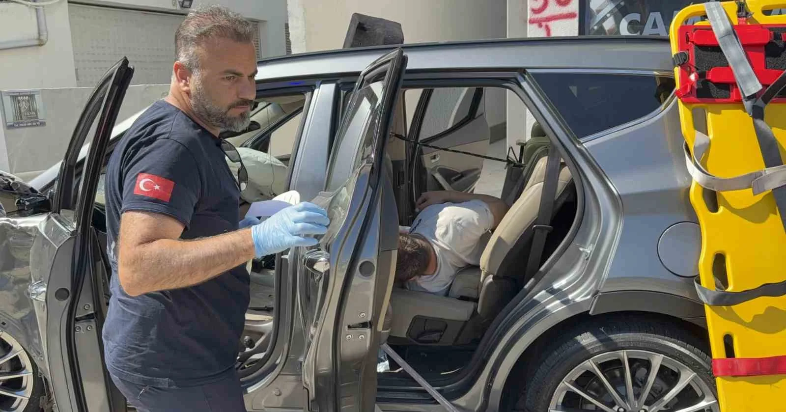 SAMSUN’DA BİR OTOMOBİLE VE ARDINDAN YOL KENARINDAKİ OTOMOBİLE ÇARPIP KALDIRIMDAN AŞARAK İŞ YERİNİN ÖNÜNDEKİ BAHÇE DUVARINA ÇARPAN ARAÇTA BULUNAN 3 KİŞİ YARALANDI.