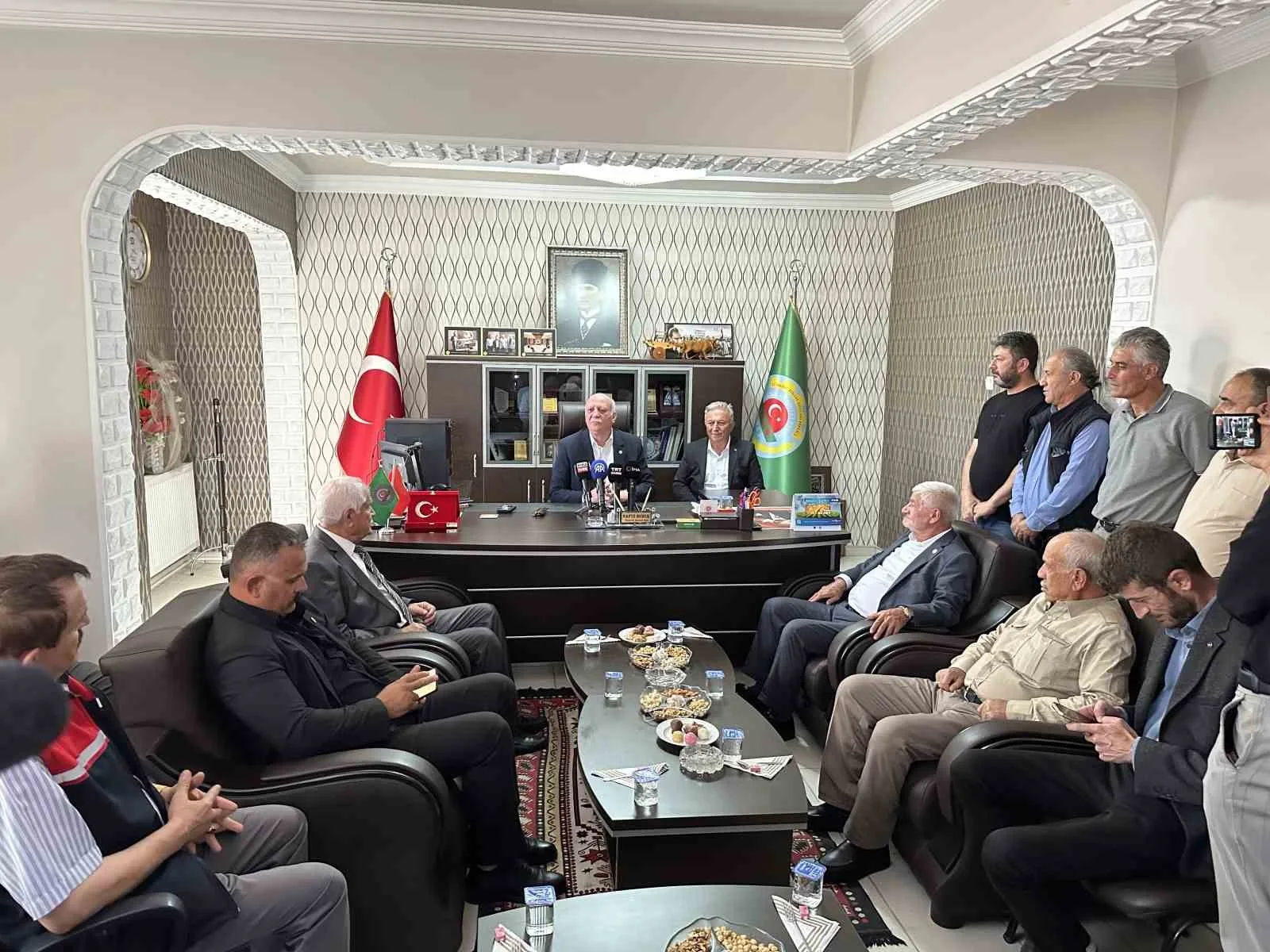 TÜRKİYE ZİRAAT ODALARI BİRLİĞİ (TZOB) GENEL BAŞKANI ŞEMSİ BAYRAKTAR, BİR DİZİ ZİYARET VE TEMASLARDA BULUNMAK ÜZERE UŞAK’A GELDİ.
