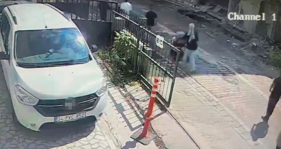 AVCILAR'DA KENTSEL DÖNÜŞÜM ÇALIŞMASI SIRASINDA KONTROLSÜZ YIKILAN BİNANIN MOLOZLARI YOLA DEVRİLİRKEN BİR MOBİLYA MAĞAZASININ DUVARI YIKILDI. YIKILMADAN SANİYELER ÖNCE BEBEK ARABASI VE ÇOCUĞUYLA YOLDAN GEÇEN BİR AİLE İSE MUHTEMEL FACİADAN SANİYELERLE KURTULDU.