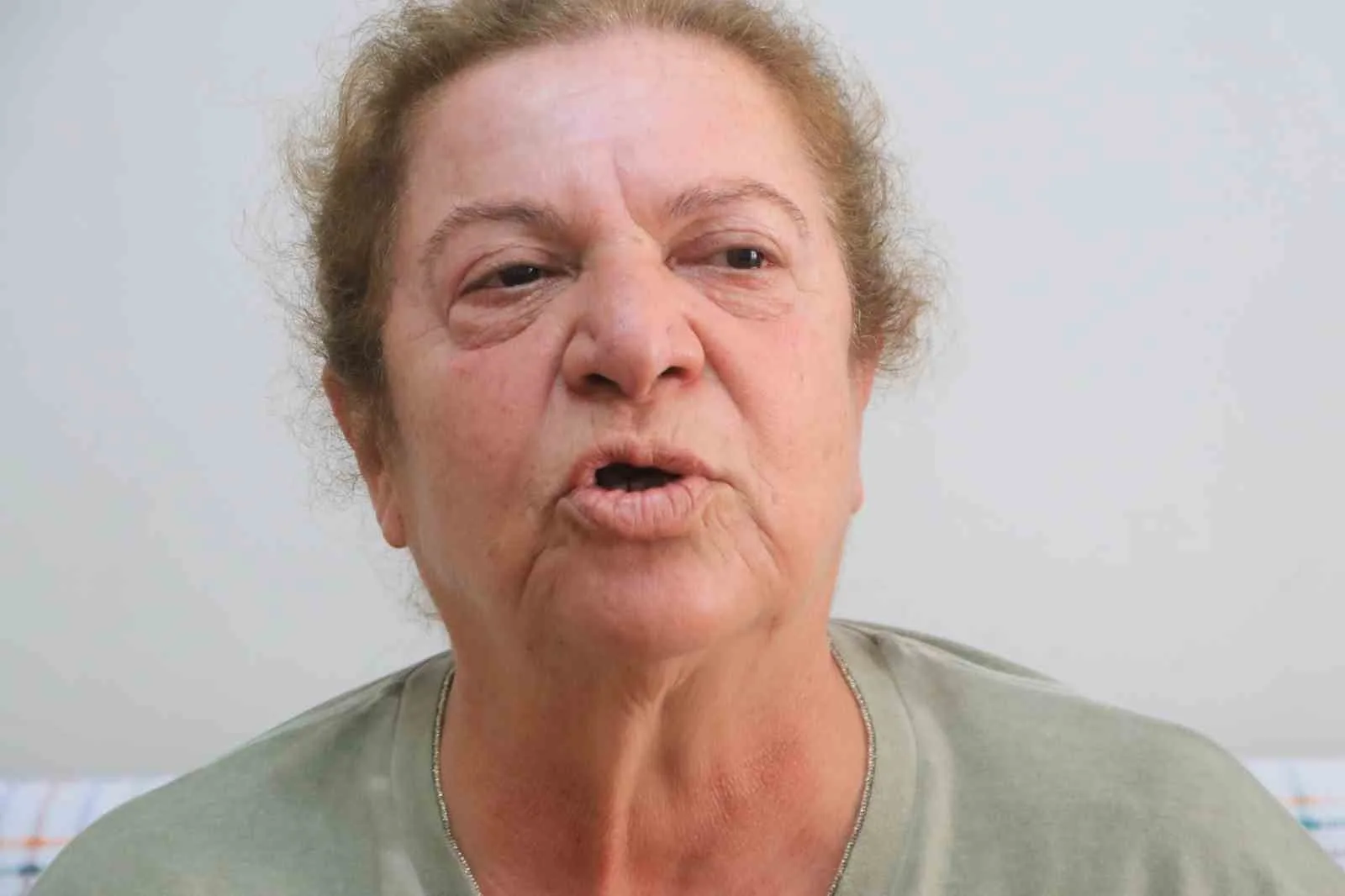 KUZEY KIBRIS TÜRK CUMHURİYETİ'NİN (KKTC) GİRNE AÇIKLARINDA MEYDANA GELEN FERİBOT FACİASINDA YARALI OLARAK KURTULAN VE KARDEŞİNİ O KAZADA KAYBEDEN SEYHAN KAHVECİ KORKU DOLU DAKİKALARI ANLATTI. SEYHAN KAHVECİ, "BACIM GİDİYOR. NE YAPAYIM DEDİM, KURTARAMADIM ONU ENGEL OLAMADIM" DERKEN FİRMAYA İSE ATEŞ PÜSKÜRDÜ.
