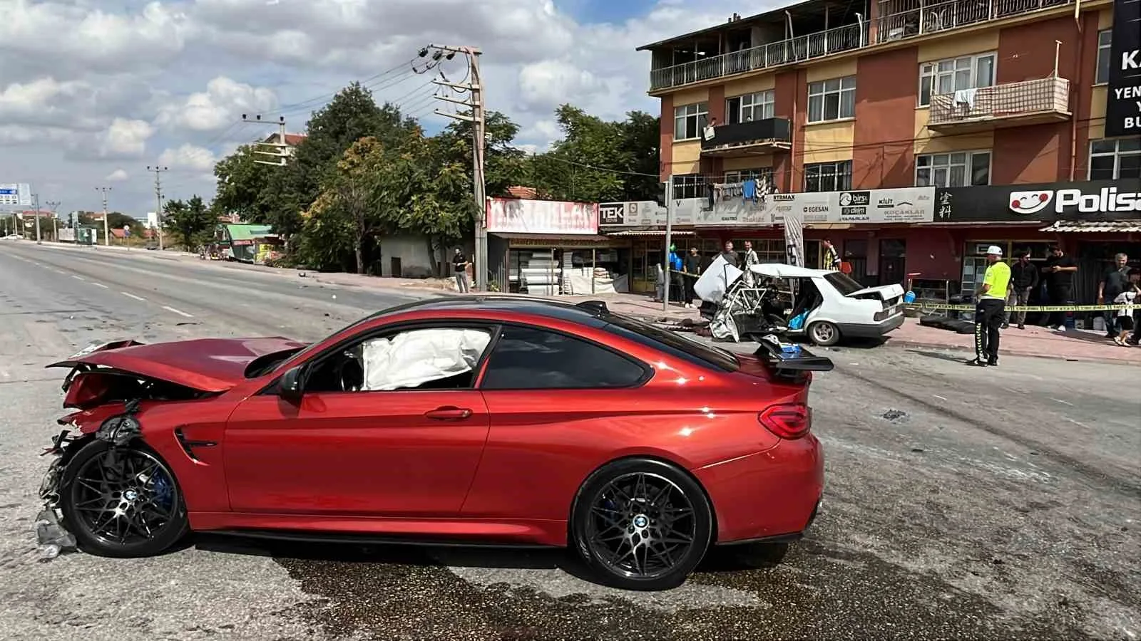 KONYA’DA 2 OTOMOBİLİN ÇARPIŞMASI SONUCU MEYDANA GELEN KAZADA 3’Ü AĞIR 4 KİŞİ YARALANDI. KAZADA TOFAŞ MARKA OTOMOBİL HURDAYA DÖNDÜ.