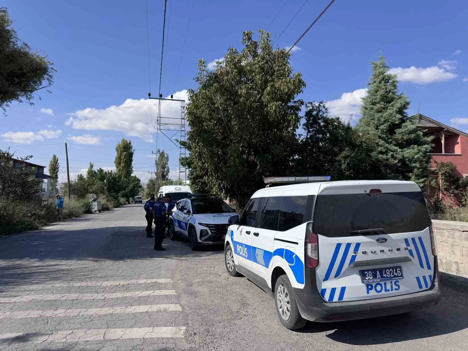 KAYSERİ'NİN KOCASİNAN İLÇESİNDE TÜFEKLE VURULAN KADIN AĞIR YARALANDI.