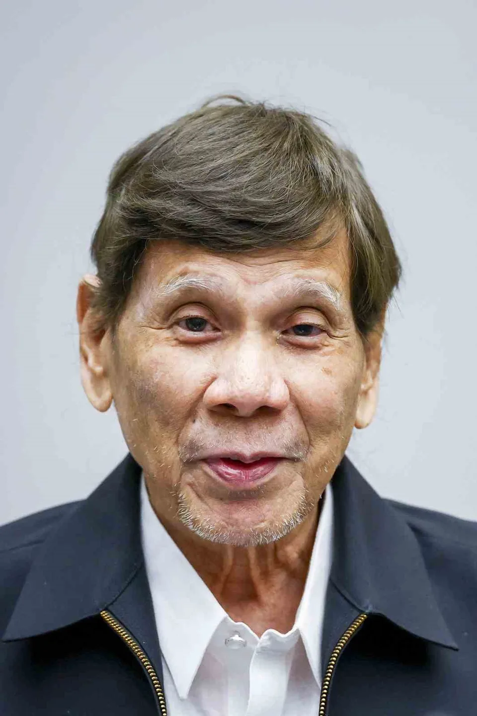 FİLİPİNLER'İN ESKİ DEVLET BAŞKANI RODRİGO DUTERTE, 18 AY ÖNCE ULUSLARARASI CEZA MAHKEMESİ'NE (UCM) SEVK EDİLMESİNDEN BU YANA İLK KEZ MAHKEME SALONUNDA HAZIR BULUNDU.