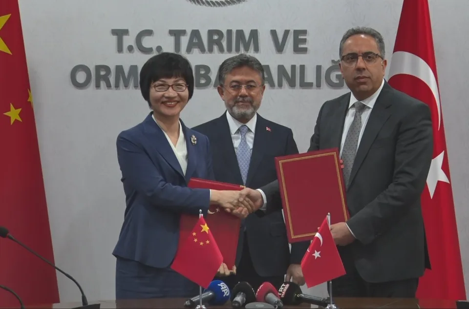 TARIM VE ORMAN BAKANI İBRAHİM YUMAKLI, ÇİN HALK CUMHURİYETİ İLE DEFNE YAPRAĞI İHRACATINA İLİŞKİN PROTOKOL İMZALANDIĞINI BELİRTEREK, TÜRKİYE’NİN DEFNE YAPRAĞI İHRACATININ YILLIK YAKLAŞIK 60 MİLYON DOLAR SEVİYESİNDE OLDUĞUNU AÇIKLADI.