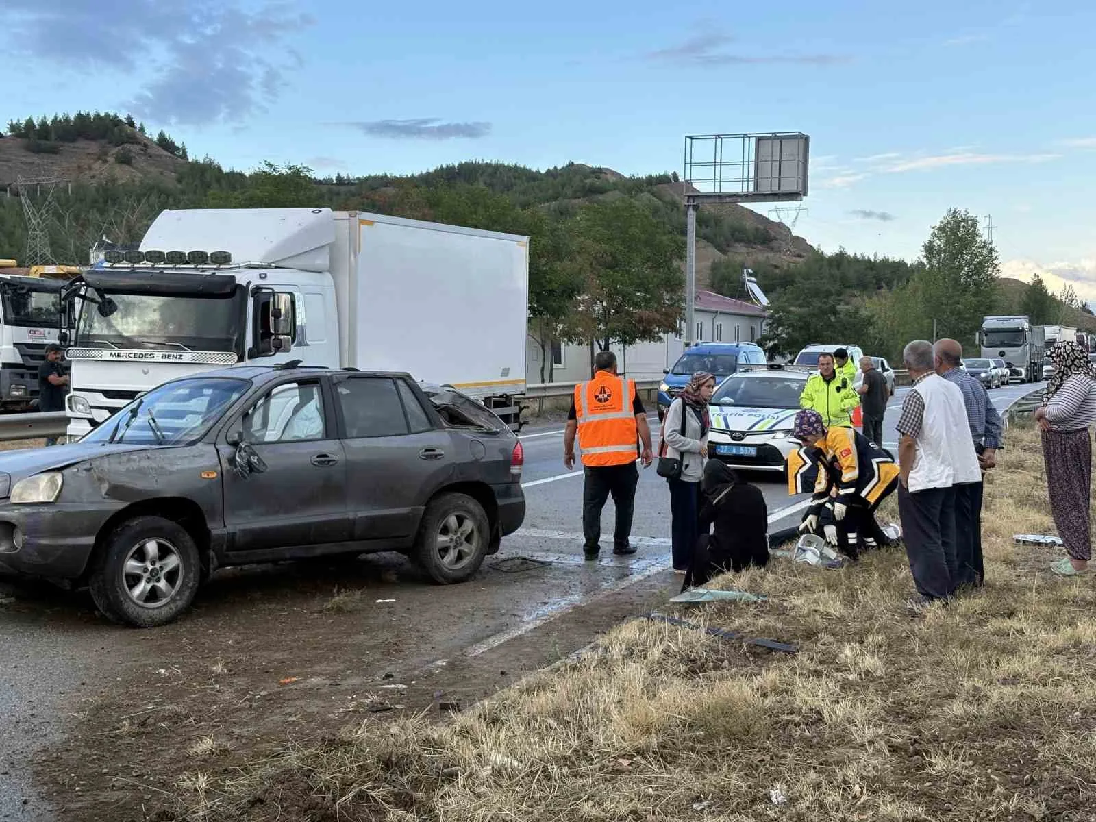 KASTAMONU'NUN TOSYA İLÇESİ D100 KARAYOLUNDA OTOMOBİLİN REFÜJE ÇARPMASI NETİCESİNDE MEYDANA GELEN KAZADA 3 KİŞİ YARALANDI.