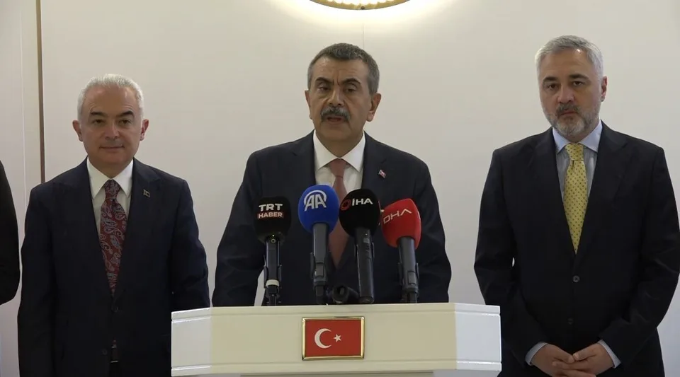 MİLLİ EĞİTİM BAKANI YUSUF TEKİN, OECD'DE TÜRKİYE'Yİ ÖNE ÇIKARAN EĞİTİM BAŞARISIYLA İLGİLİ "TÜRKİYE'NİN BU KONUDAKİ NOTU DA OECD ÜYESİ ÜLKELER ARASINDA HER İKİ GRUPTAKİ ÖĞRENCİLERİ DE EŞİT SEVİYEDE YÜKSELTEN TEK OECD ÜYESİ ÜLKE OLDUK" DEDİ.
