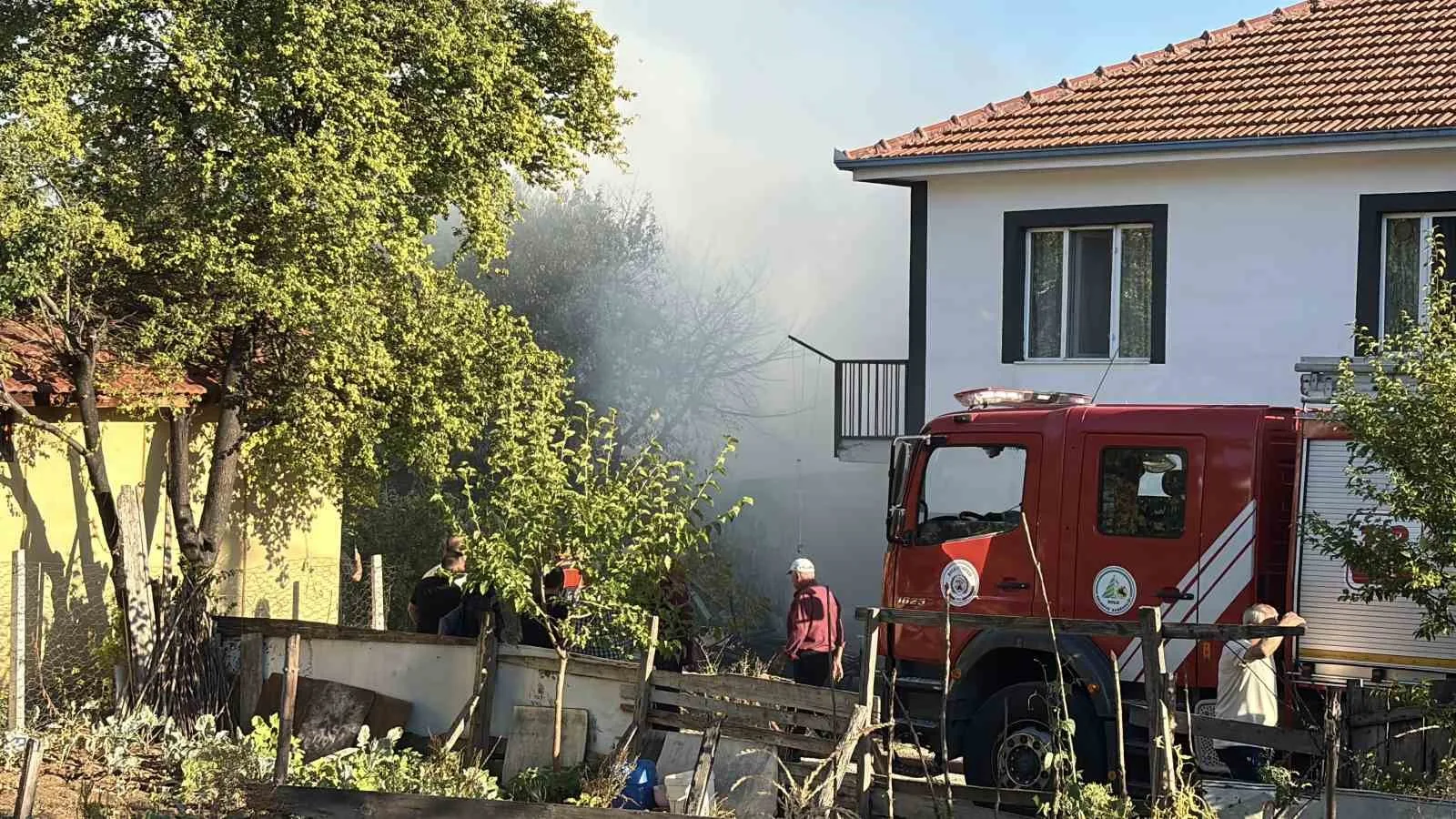 BOLU’DA SAĞLIK MAHALLESİ’NDE BİR EVİN BAHÇESİNDE BULUNAN KURU OTLARIN TUTUŞMASI NETİCESİNDE MEYDANA GELEN YANGINDA ODUNLUK VE 3 EV ZARAR GÖRDÜ.