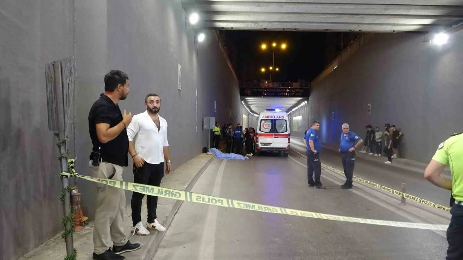 KAZA, DÜN SAAT 23.30 SIRALARINDA MURATPAŞA İLÇESİ KIZILSARAY MAHALLESİ TONGUÇ CADDESİ TONGUÇ ALTGEÇİDİNDE MEYDANA GELDİ. EDİNİLEN BİLGİYE GÖRE, MEHMET EGE SULA'NIN (18) KULLANDIĞI MOTOSİKLET TONGUÇ ALTGEÇİDİNE GELDİĞİNDE HENÜZ BELİRLENEMEYEN BİR NEDENLE KONTROLDEN ÇIKTI.