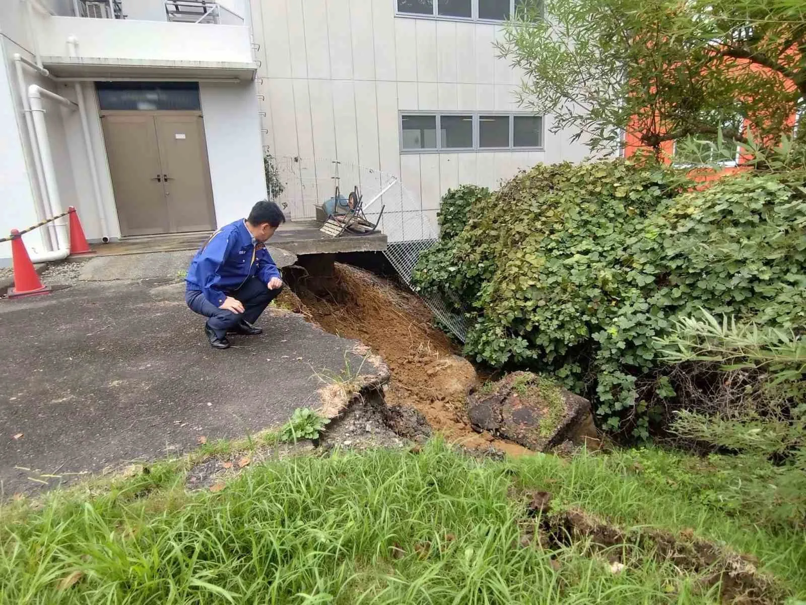 JAPONYA’DA ETKİLİ OLAN DUJUAN TAYFUNU'NDA HAYATINI KAYBEDENLERİN SAYISI EN AZ 9’A YÜKSELİRKEN, KAYIP 4 KİŞİYİ ARAMA ÇALIŞMALARININ SÜRDÜĞÜ BİLDİRİLDİ