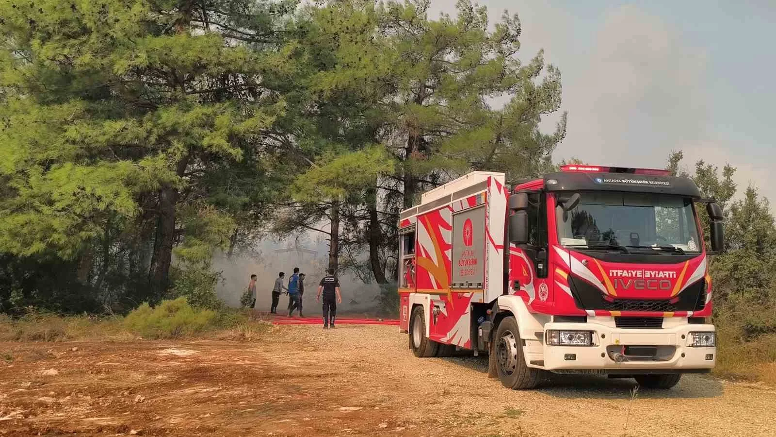 ANTALYA'NIN AKSU İLÇESİNDE HAVADAN VE KARADAN MÜDAHALEDE BULUNULAN ORMAN YANGINDA ŞUANA KADAR TOPLAMDA 254 HANE BOŞALTILDIĞI, 720 KİŞİNİN DE TAHLİYE EDİLDİĞİ ÖĞRENİLDİ.