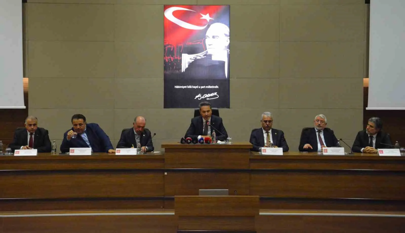 ENERJİ VE TABİİ KAYNAKLAR BAKANI ALPARSLAN BAYRAKTAR, TÜRKİYE’NİN ENERJİ VE MADEN İTHALATINI AZALTMAYI HEDEFLEDİKLERİNİ BELİRTEREK, "BİZİM HEDEFİMİZ ENERJİDE BAĞIMSIZLIK. TÜRKİYE BU SORUNU MUTLAKA ÇÖZMEK DURUMUNDADIR, KENDİ KENDİNE YETEN BİR ÜLKE OLMAK DURUMUNDADIR" DEDİ.