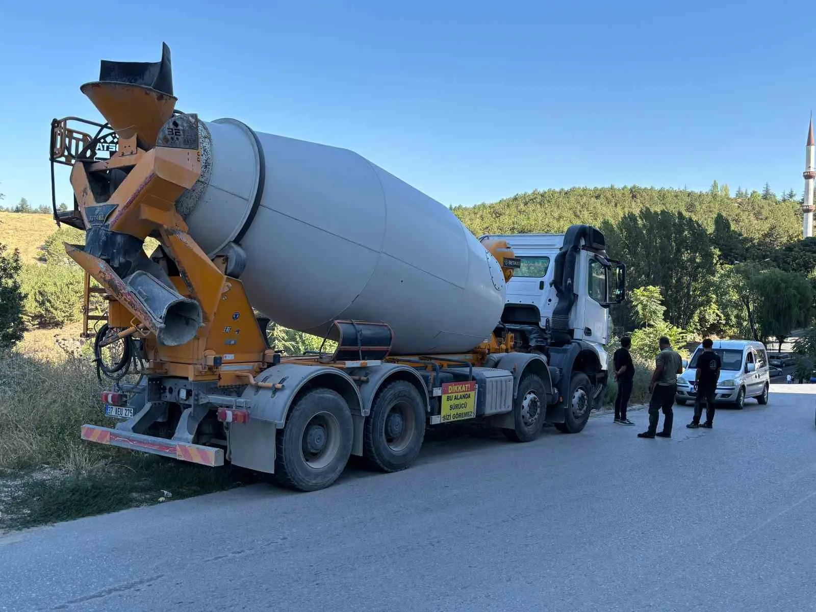 ANKARA’DA BETON MİKSERİ İLE OTOMOBİLİN ÇARPIŞMASI NEDENİYLE YAŞANAN KAZADA BİRİ AĞIR TOPLAM 5 KİŞİ YARALANDI.