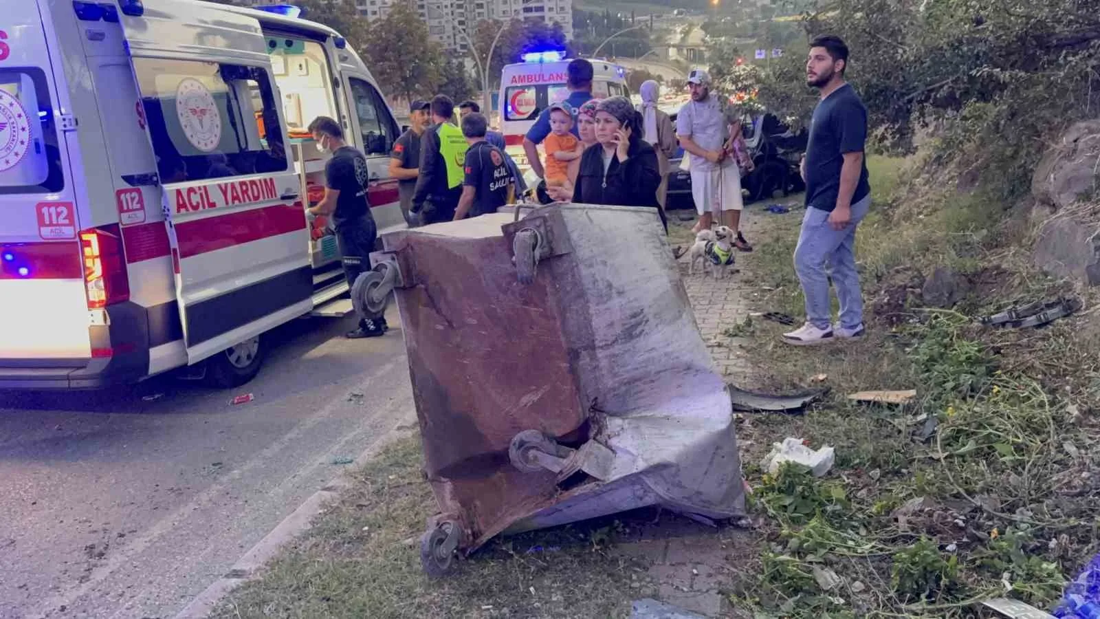 SAMSUN’DA OTOMOBİLİN YOLDAN ÇIKARAK ÇÖP KONTEYNERİNE ÇARPMASI SONUCU 2 KİŞİ YARALANDI.